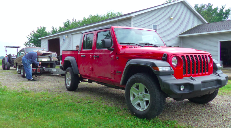 Illustration for article titled What It Was Like Towing a Free Jeep Grand Wagoneer With the 2020 Jeep Gladiator